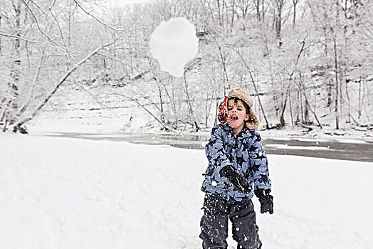 男孩,戴着,毛皮,帽子,站立,雪,投掷,雪球