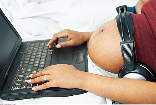 孕妇,使用笔记本,耳机,腹部