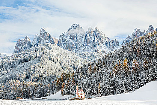 冬季风景,教堂,树林,雪冠,山