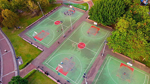 航拍台湾台北的城市公园,永和四号公园里的篮球场