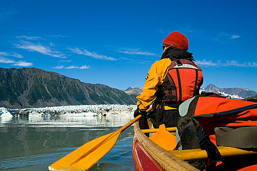 女性,独木舟浆手,短桨,冰山,湖,背景,奇奈峡湾国家公园,肯奈半岛,阿拉斯加,夏天