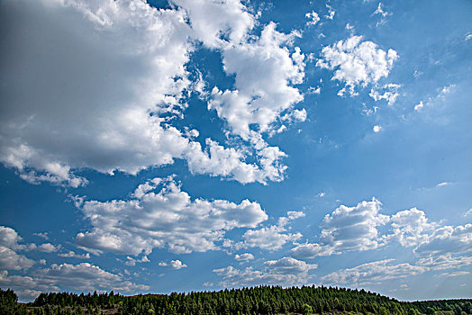 山西忻州市宁武县天池湖泊上空的云朵