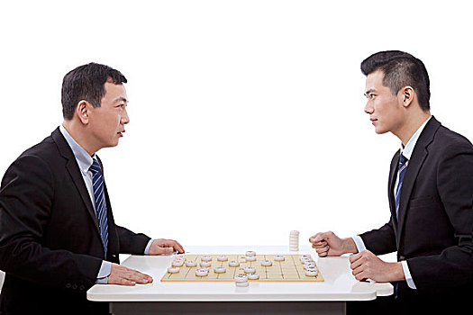 两个商务男士下中国象棋