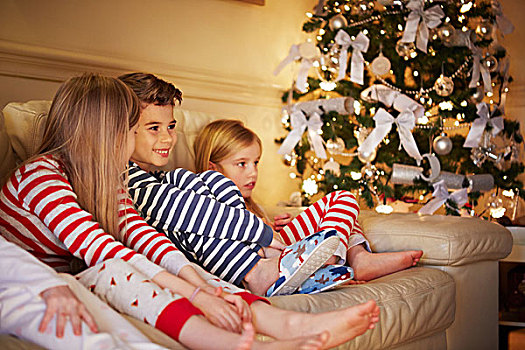 男孩,女孩,条纹,睡衣,沙发,圣诞节