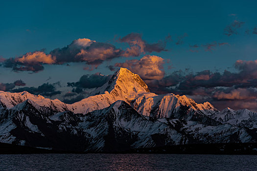 贡嘎雪山