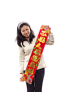 快乐年轻的亚洲女子拿着,空白的红对联为庆祝中国农历新年