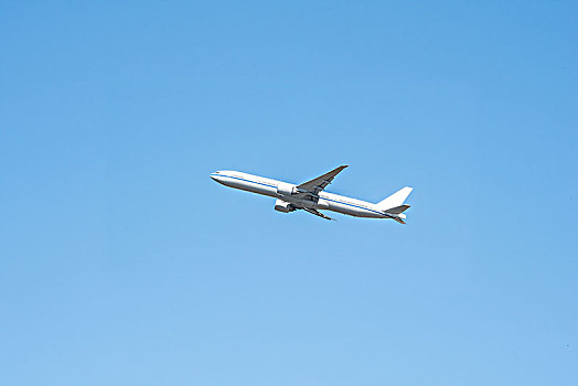 蓝天背景下的一架喷气式客机