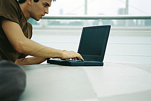 男人,倚靠,地板,使用笔记本,电脑