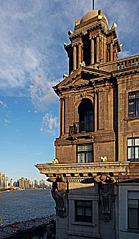 上海外滩中山东一路17号,原字林西报大楼,由上海地产大亨马立师于1921年投资兴建,1923年6月完工,1996年,阔别半个世纪的美国友邦保险有限公司上海分公司重返,易名友邦大楼