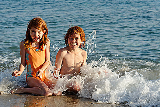 姐妹,兄弟,坐,水,海滩,有趣,波浪