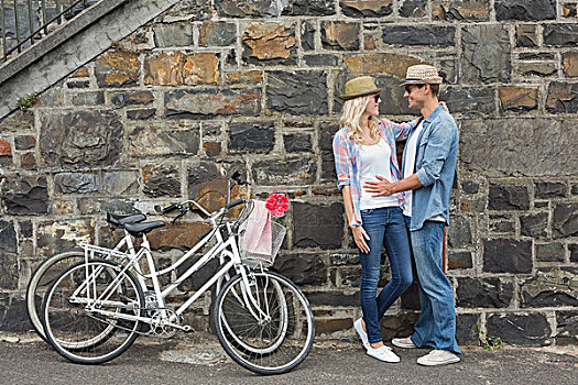 时尚,年轻,情侣,搂抱,砖墙,自行车