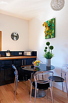 小,圆,餐桌,椅子,现代,厨房,黑色,厨房操作台,苍白,木地板