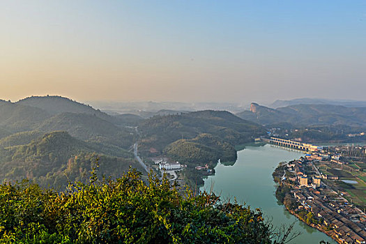 山,丹霞,河流,蓝天,黄昏,大气,田野,水电站,村庄,驴友,旅行,地质公园,丹霞地貌,绿色,灌木,树,草,水潭,素材,平面设计