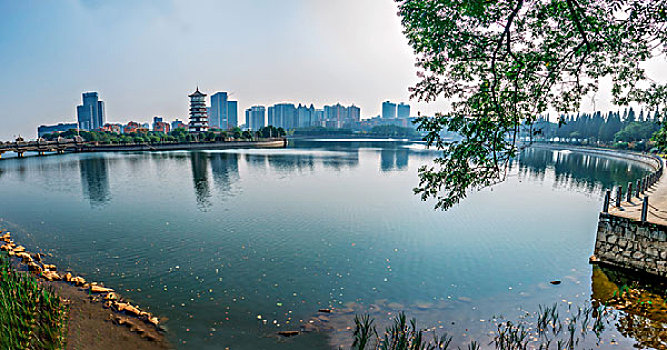 湖南长沙烈士公园－跃进湖,风雨桥和潇湘阁全景