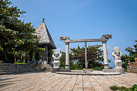 海南陵水分界洲岛观海亭日月海童与金箍棒雕塑