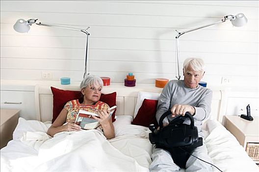 老年,夫妻,床上,女人,读,电子游戏