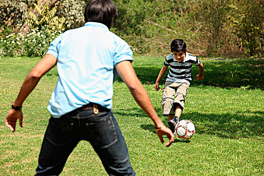 父子,踢,足球