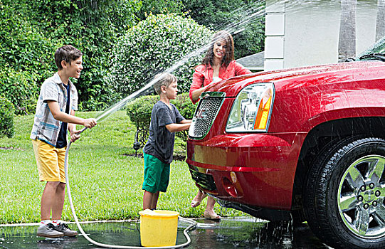 单身母亲,洗,汽车,在家,两个孩子,私家车道,软管