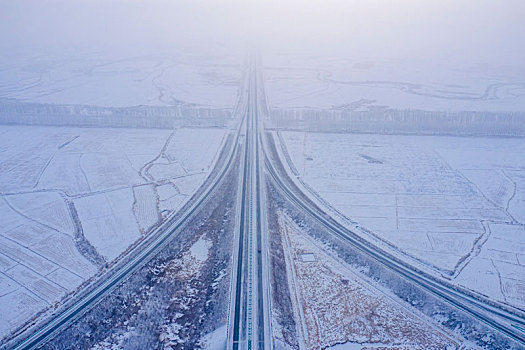 航拍冬天大雾中的高速公路