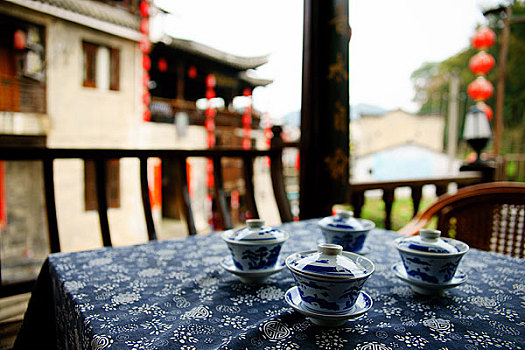 江西景德镇桌上摆放的茶具