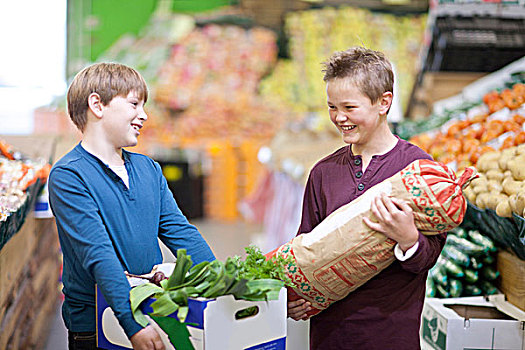 孩子,男孩,蔬菜,室内市场