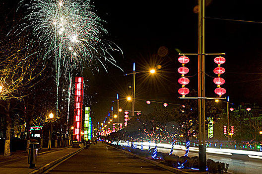 秦皇岛节日街道的灯光和焰火