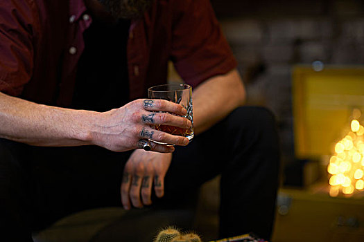 腰部,男人,纹身,手指,拿着,大玻璃杯,酒,酒馆