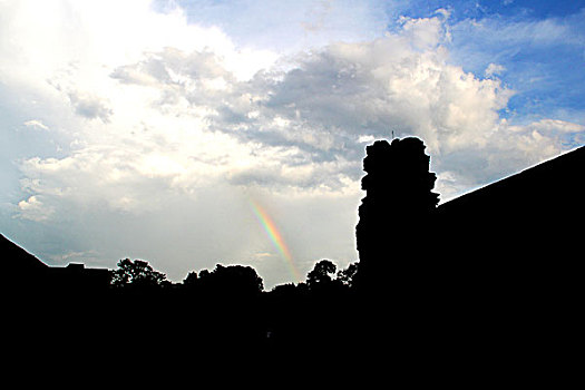 柬埔寨建筑上方的彩虹