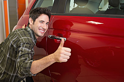 微笑,男人,搂抱,红色,汽车,给,竖大拇指
