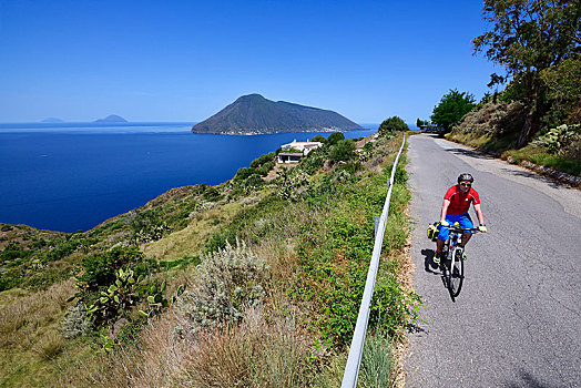 骑车,远眺,岛屿,利帕里,埃奥利群岛,西西里,意大利,欧洲