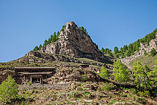 山西宁武县涔山乡悬空村,悬崖上的村庄