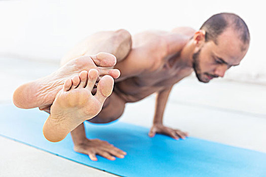 男人,练习,瑜珈,平衡性,伸腿