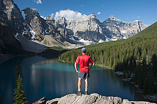 男性,站立,悬崖,暸望,远眺,湖,山脉,蓝天,艾伯塔省,加拿大