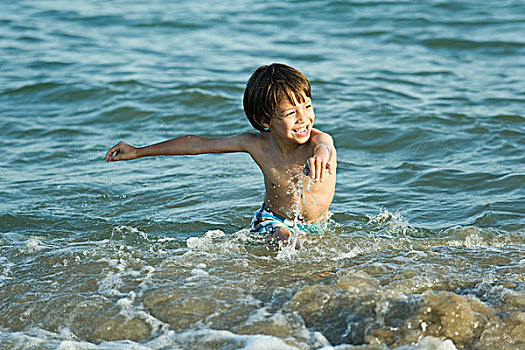 男孩,溅,水中,海滩