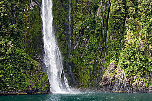英磅,瀑布,米尔福德峡湾,峡湾国家公园,南岛,新西兰