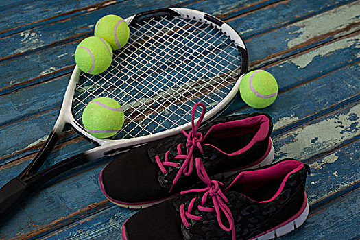 俯拍,黑色,运动鞋,网球,球拍,蓝色背景,木桌子