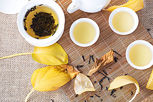 茶,秋季的落叶和干的茶叶,白色茶杯