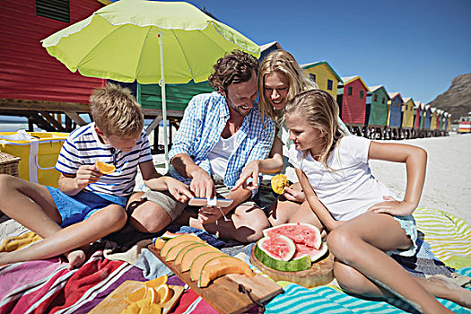 幸福之家,坐,一起,水果,毯子,海滩,晴天