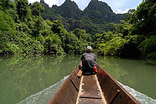 老挝人,男人,简单,长,船,入口,洞穴,密集,亚热带,雨林,老挝,东南亚,亚洲