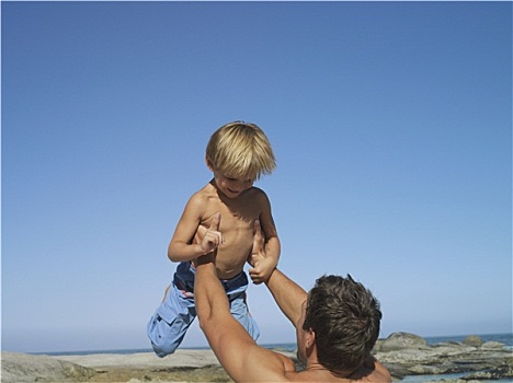 父子,4-6岁,玩,海滩,男人,举起,男孩,高处,头部