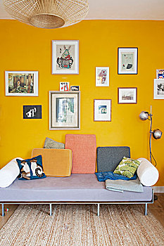 多样,散落,垫子,简单,沙发,仰视,收集,照相,黄色,墙