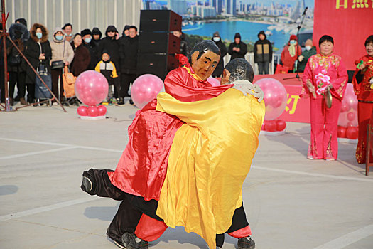 山东省日照市,山东版的摔跤亮相大集舞台,诙谐幽默引观众开心