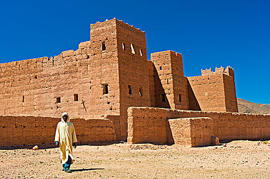 男人,穿,传统,中东长袍,走,正面,泥,要塞,砖,建筑,部落,德拉河谷,南方,摩洛哥,非洲