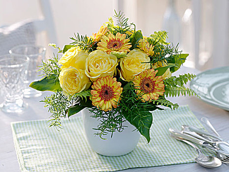 花瓶,黄花,桌子