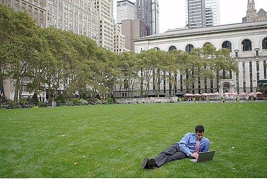 商务人士,使用笔记本,电脑,布莱恩公园,纽约,美国