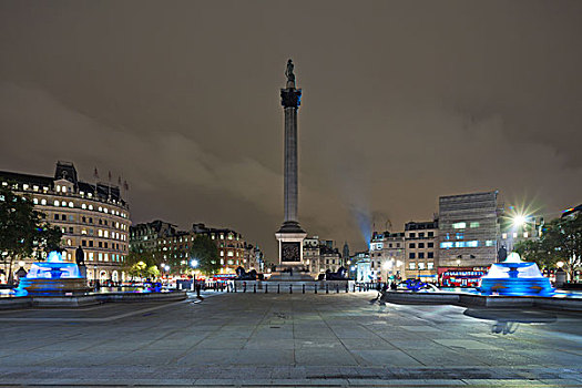 特拉法尔加广场,纳尔逊纪念柱,晚上