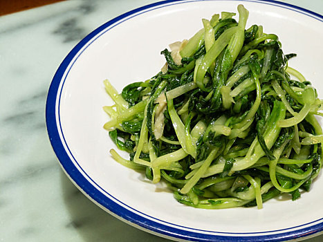 餐桌上装在碗里的腐皮炒鸡毛菜