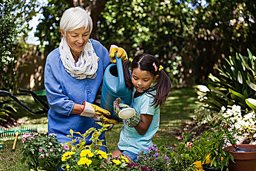 微笑,祖母,孙女,浇水,植物,后院