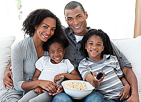 美国黑人,家庭,看电视,在家