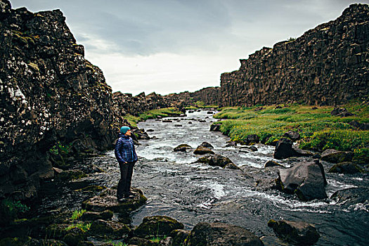 中年,女人,站立,石头,河床,看别处,冰岛